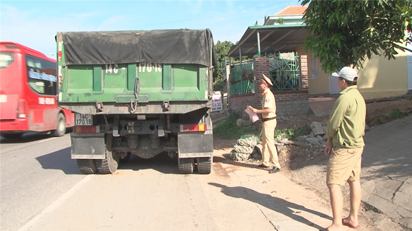 Lực lượng chức năng kiểm tra xe tải nhằm phát hiện, ngăn chặn hành vi vận chuyển than lậu