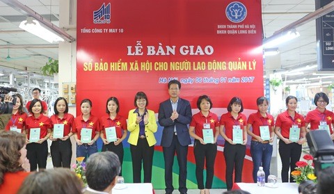 Phó Tổng Giám đốc BHXH Việt Nam Trần Đình Liệu trao sổ BHXH cho NLĐ tại Hà Nội