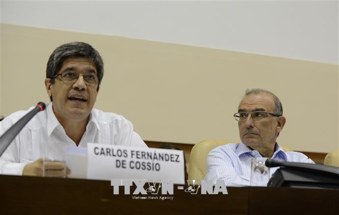 Ông Carlos Fernandez de Cossio (trái) phát biểu tại cuộc họp báo ở La Habana. Ảnh: AFP/TTXVN