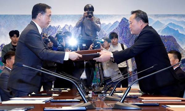 Bộ trưởng Thống nhất Hàn Quốc Cho Myoung-gyon (trái) trao đổi tuyên bố chung với Chủ tịch Ủy ban Tái thống nhất hòa bình Triều Tiên Ri Son-gwon tại cuộc họp ở Bàn Môn Điếm ngày 15.10. Ảnh Reuters/Thanh niên