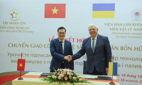 Ông Bùi Xuân Hồi – Phó Viện trưởng Viện Công nghệ GFS và Ông Yuri F. SNEZHKIN - Viện sĩ Viện Hàn lâm Khoa học quốc gia Ukraina ký kết hợp đồng