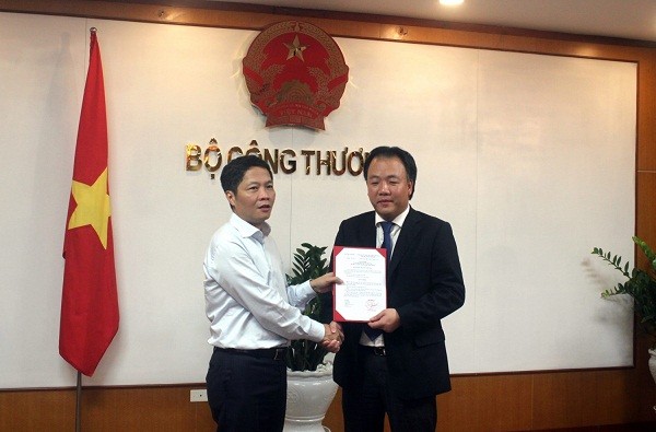 Sau khi nâng lên thành Tổng cục QLTT, Bộ Công Thương bổ nhiệm ông Trần Hữu Linh (phải) làm Tổng cục trưởng hôm 12/10