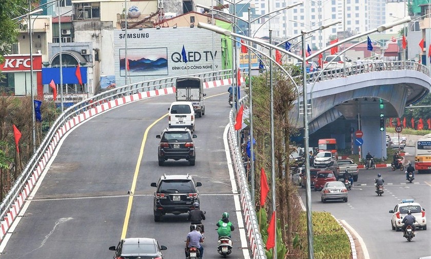 Sau hơn 10 tháng thi công, cầu vượt nút giao An Dương - Thanh Niên  (Hà Nội) đã hoàn thành, thông xe hôm 11/10