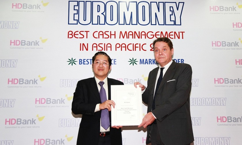 Ông Phạm Quốc Thanh – Phó TGĐ HDBank nhận giải thưởng từ đại diện tổ chức Euromoney