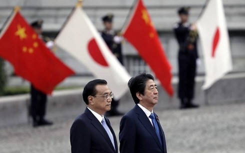 Thủ tướng Nhật Bản Shinzo Abe tiếp Thủ tướng Trung Quốc Lý Khắc Cường tới thăm Tokyo hồi tháng 5/2018. Ảnh: Bloomberg/VOV