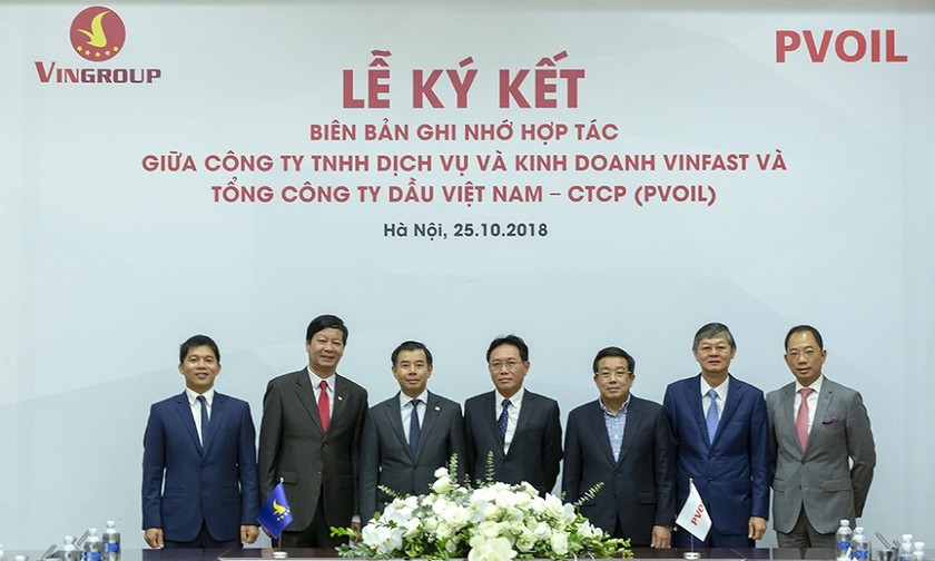 Lãnh đạo Tập đoàn Vingroup, Công ty TNHH Dịch vụ và Kinh doanh VinFast và Lãnh đạo Tổng Công ty Dầu Việt Nam (PV Oil) tham gia Lễ ký kết hợp tác được tổ chức tại Hà Nội sáng 25/10/2018
