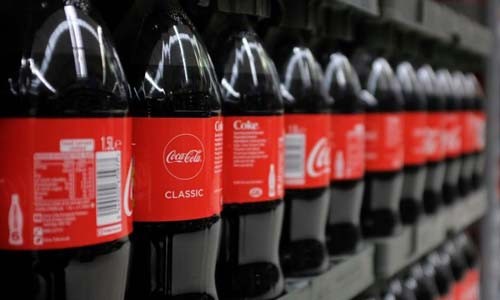 Người đàn ông hầu như chỉ cho các con uống Coca-Cola. Ảnh minh họa: AFP/VnE

