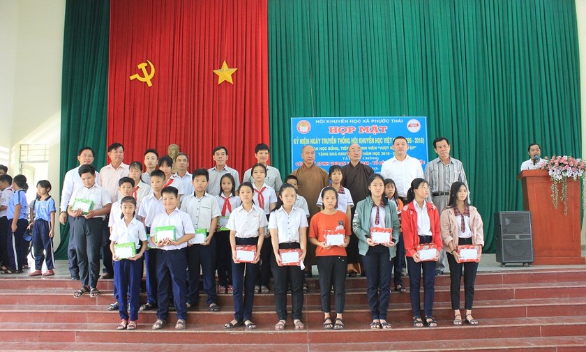 Đại diện xã Phước Thái và Vedan Việt Nam trao học bổng cho các học sinh xã Phước Thái