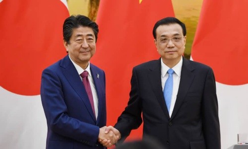 Thủ tướng Trung Quốc Lý Khắc Cường  (phải) đón Thủ tướng Nhật Bản Shinzo Abe ngày 26/10 tại Bắc Kinh. Ảnh: AFP/VnE