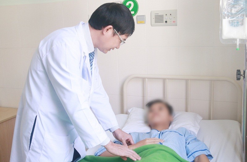 Ths.BS Nguyễn Hữu Kỳ Phương, Trưởng khoa Tiêu Hóa đang thăm khám cho bệnh nhân sau mổ