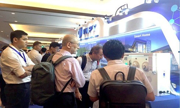 Gian trưng bày của VNPT trong Triển lãm quốc tế về Smart IoT thu hút sự chú ý của rất đông khách quan tham dự sự kiện