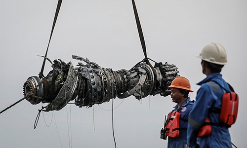 Nhân viên cơ quan tìm kiếm cứu nạn Indonesia trục vớt một động cơ chiếc máy bay gặp nạn. Ảnh: Reuters/VnExpress