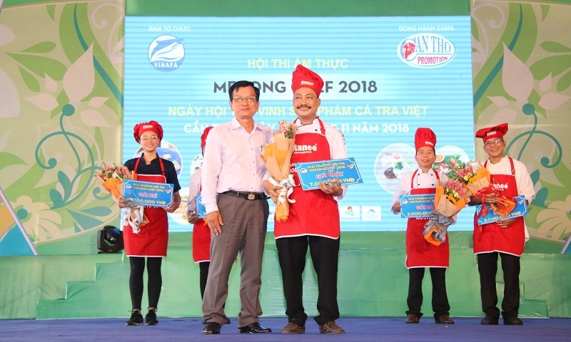 Ông Dương Nghĩa Quốc - Chủ tịch Hiệp hội Cá tra Việt Nam trao giải nhất cho đội Sao Mai Resort Châu Đốc