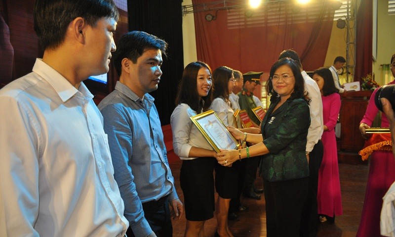 Phó Chủ tịch UBND tỉnh Đồng Nai Nguyễn Hòa Hiệp tặng bằng khen cho các cá nhân và tập thể có thành tích xuất sắc trong tuyên truyền, PBGDPL hưởng ứng Ngày Pháp luật Việt Nam.