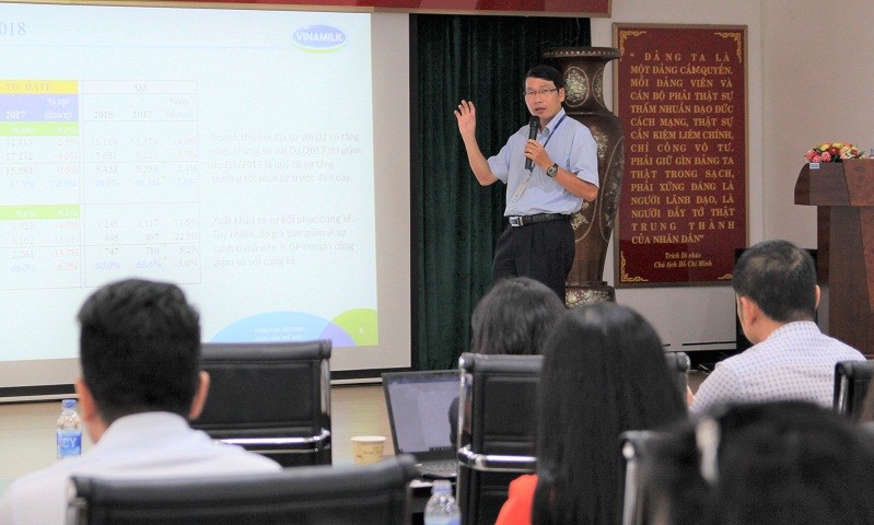 Ông Trần Chí Sơn – Trưởng bộ phận Tài chính Vinamilk thuyết trình trước các nhà đầu tư