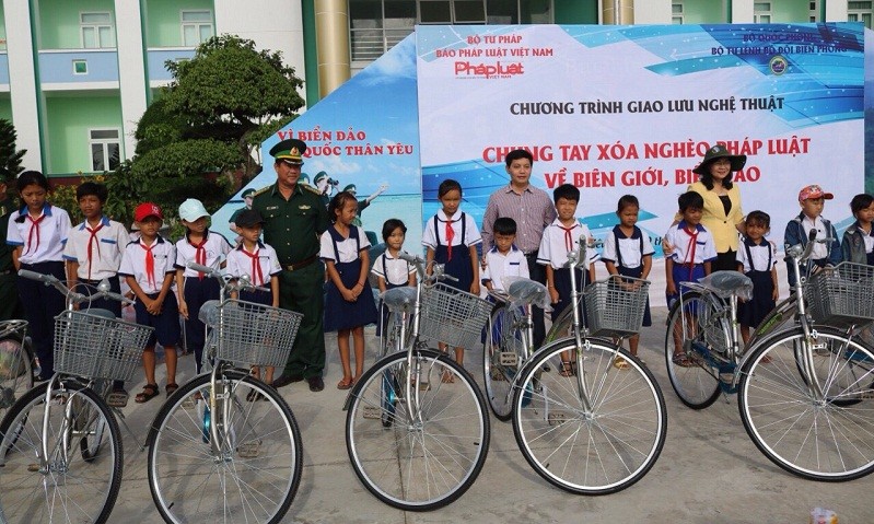 Đại diện lãnh đạo UBND tỉnh, Bộ đội Biên phòng tỉnh, Báo Pháp luật Việt Nam trao 100 xe đạp cho các em học sinh nghèo tại Bạc Liêu