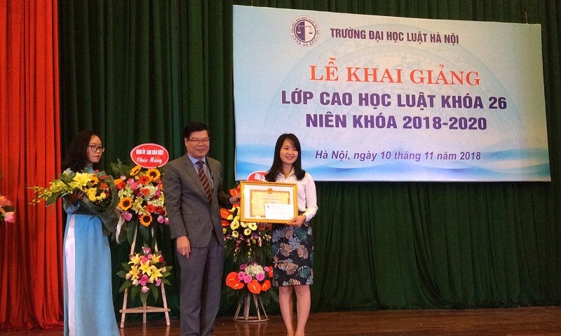 TS. Nguyễn Quang Huy - Phó Hiệu trưởng phụ trách Đại học Luật Hà Nội trao bằng khen cho thí sinh Lý Thị Hoài đã trúng tuyển với số điểm cao