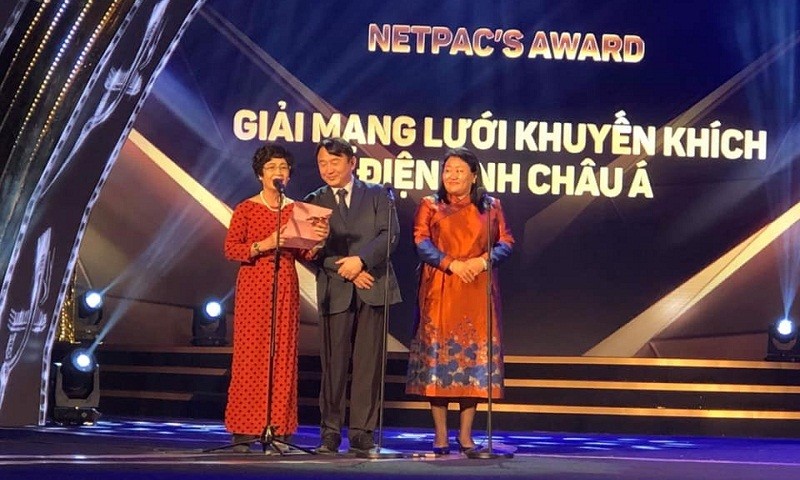 Nhà thơ, nhà biên kịch Nguyễn Thị Hồng Ngát (ngoài cùng bên trái) tại Liên hoan phim Quốc tế Hà Nội lần thứ 5