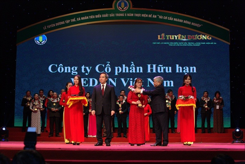 Đại diện Vedan Việt Nam  nhận giải thưởng Bông Lúa Vàng