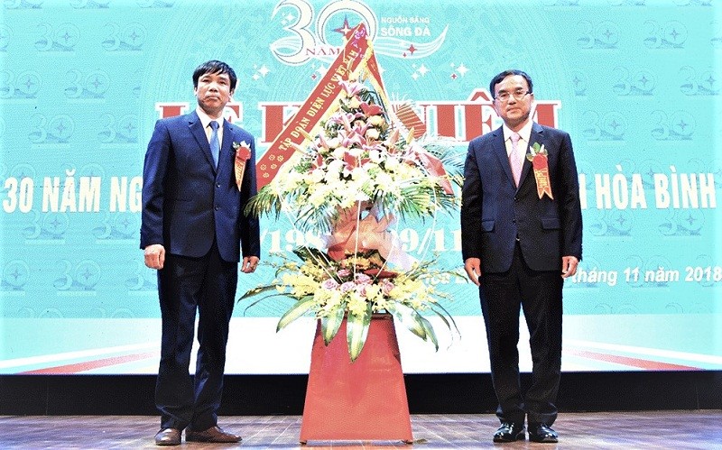Chủ tịch EVN Dương Quang Thành (phải) chúc mừng lãnh đạo Công ty Thủy điện Hòa Bình