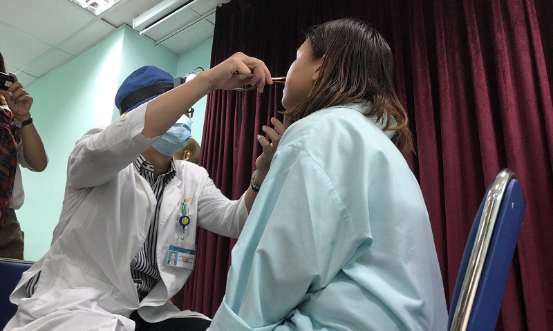 Bác sĩ Nguyễn Minh Hảo Hớn kiểm tra lại mắt phải cho bệnh nhân D
