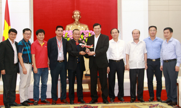 Công ty Cổ phần Hàng không Vietjet tặng mẫu máy bay cho tỉnh Quảng Ninh