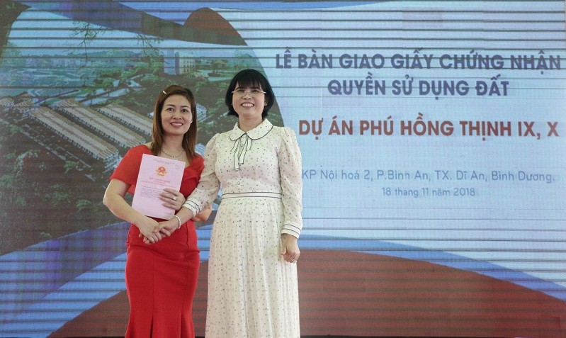 Bà Phạm Thị Hường - Chủ tịch HĐQT Cty Phú Hồng Thịnh trao Giấy chứng nhận QSDĐ cho khách hàng
