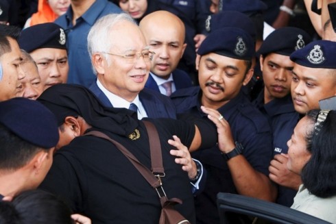 Cựu Thủ tướng Malaysia Najib Razak rời khỏi tòa sau một phiên xét xử hôm 4/10. Ảnh: Reuters/VOV
