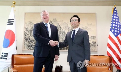 Ông Lee Do-hoon, đặc phái viên của Hàn Quốc phụ trách vấn đề hòa bình và an ninh trên Bán đảo Triều Tiên bắt tay người đồng cấp Mỹ Stephen Biegun ngày 29/10/2018. Ảnh: Yonhap/VOV