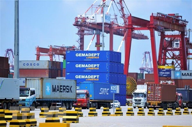 Hàng hóa được xếp tại cảng ở Thanh Đảo, tỉnh Sơn Đông, Trung Quốc. (Nguồn: AFP/TTXVN)