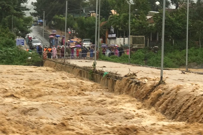 Cầu tràn ở Khánh Sơn bị nhập nặng ảnh hưởng đến giao thông đi lại của người dân huyện miền núi Khánh Sơn (Khánh Hòa)