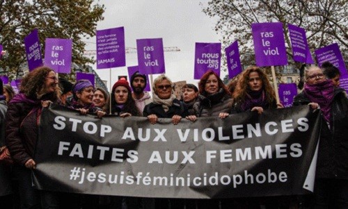 Dòng người xuống đường tuần hành phản đối bạo hành phụ nữ ở Paris (Pháp). Ảnh ANTĐ