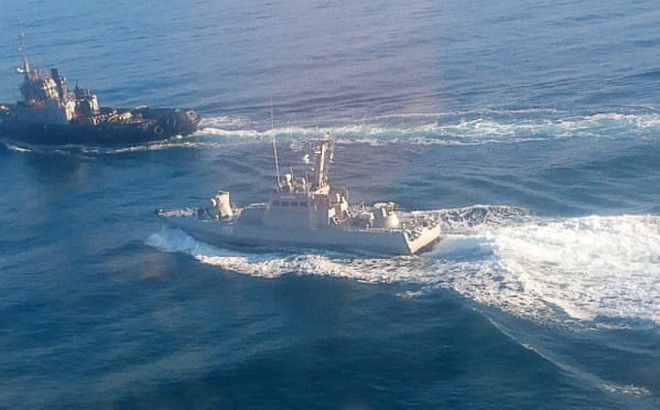 Hình ảnh do FSB công bố cho thấy các tàu của Nga và Ukraine đang giằng co