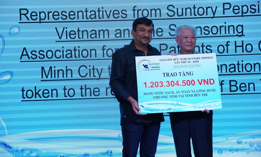 Ông Uday Shankar Sinha – Tổng Giám Đốc Suntory PepsiCo Việt Nam trao biển tượng trưng số tiền từ thiện hơn 1.2 tỉ đồng quyên góp được từ giải đấu cho ông Trần Thành Long – Chủ tịch Hội Bảo Trợ Bệnh Nhân Nghèo Thành Phố Hồ Chí Minh