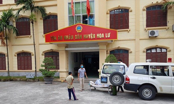 Bị cáo Vũ Văn Hùng được áp giải đến phiên sơ thẩm tại TAND huyện Hoa Lư, Ninh Bình bằng xe cứu thương