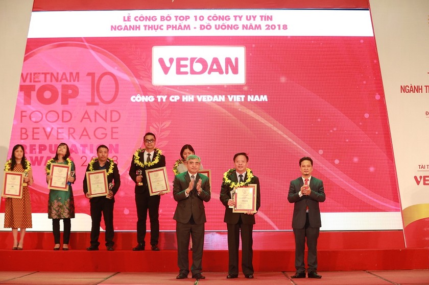 Ông Kuo Ting Hung - Đại diện Vedan Việt Nam nhận giải thưởng từ ban tổ chức