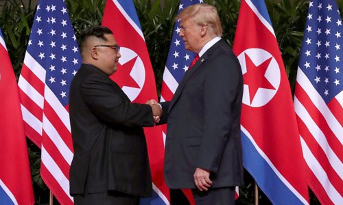 Tổng thống Mỹ Donald Trump (phải) bắt tay lãnh đạo Triều Tiên Kim Jong-un tại hội nghị thượng đỉnh ở Singapore hồi tháng 6. Ảnh: Reuters/VnE