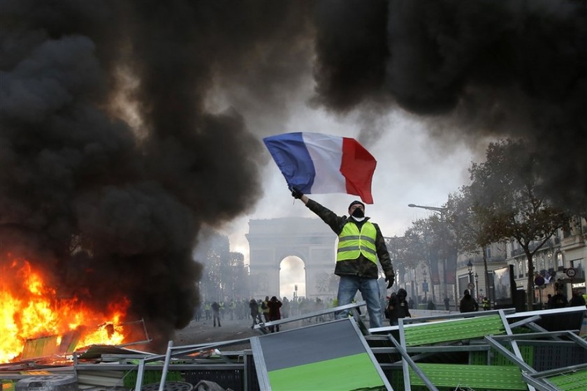 Người biểu tình trên đại lộ Champs-Élysées, Paris, Pháp, ngày 24/11. (Nguồn: AP)
