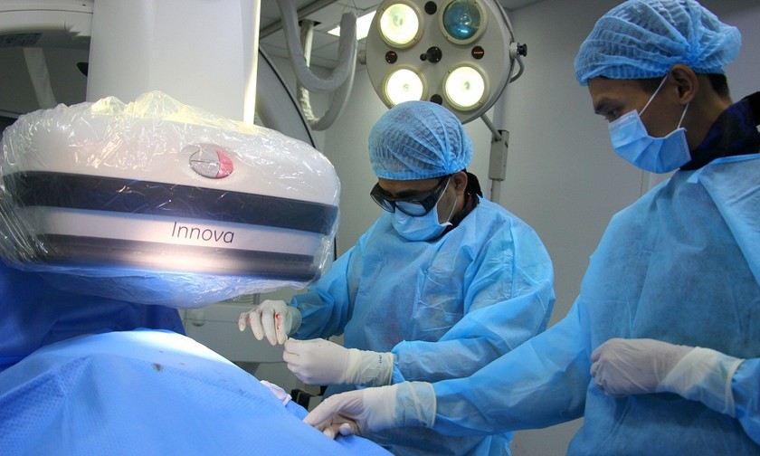 Ekip thực hiện ca đặt máy tạo nhịp tim vĩnh viễn cho bệnh nhân