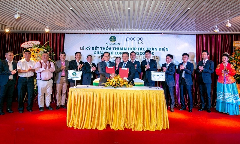 Ông Phùng Chu Cường – TGĐ công ty Phú Long và Ông Lee Young Hoon – Chủ tịch kiêm TGĐ Tập đoàn Posco E&C trao Thoả thuận hợp tác toàn diện