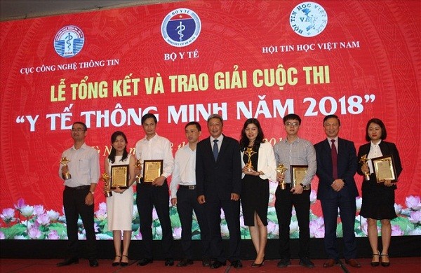 Thứ trưởng Bộ Y tế Nguyễn Trường Sơn trao giải cho các sản phẩm đạt giải