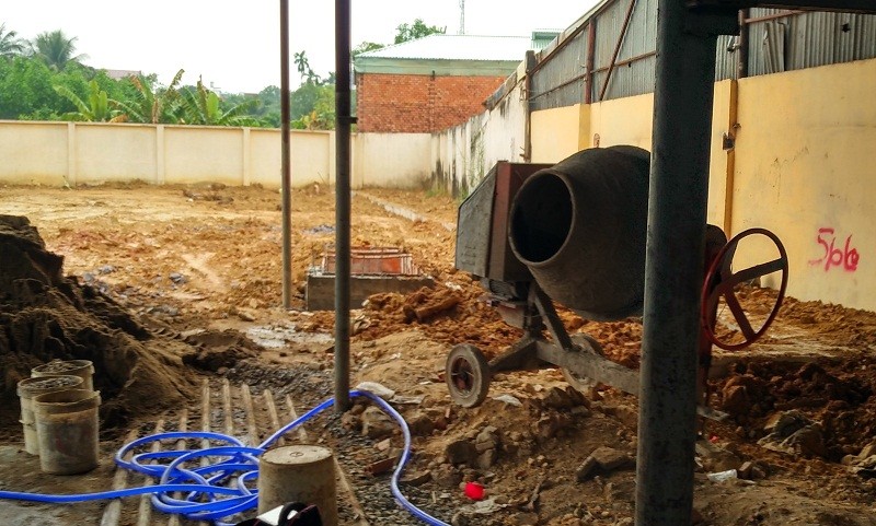 Việc thi công xây dựng trên mảnh đất đang tranh chấp vẫn diễn ra mặc cho văn bản đình chỉ thi công từ UBND xã Phước Tân