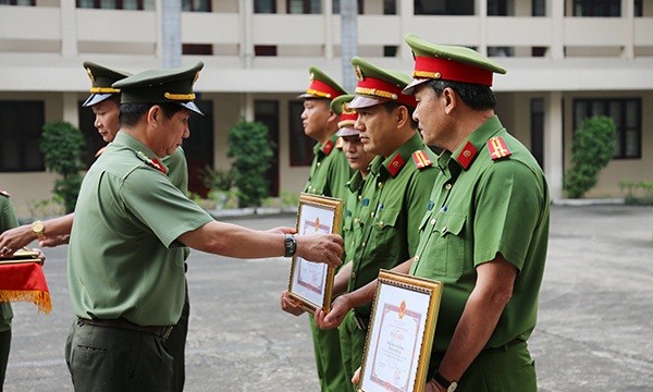 Đại tá Huỳnh Tiến Mạnh, Giám đốc Công an tỉnh trao Bằng khen đột xuất của Chủ tịch UBND tỉnh cho tập thể Phòng Cảnh sát Môi trường và 4 cá nhân