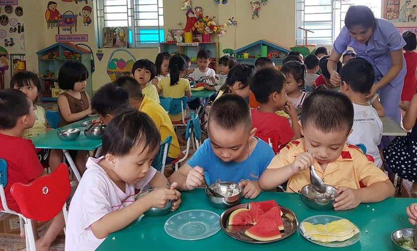 Hàng loạt các vụ ngộ độc thức ăn tập thể liên tiếp xảy ra đã gióng hồi chuông báo động chất lượng an toàn thực phẩm trong trường học khắp các nơi trên cả nước. Ảnh minh họa
