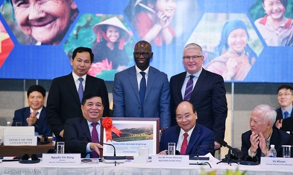 Thủ tướng và Bộ trưởng Bộ KH&ĐT tặng tài liệu Khung chính sách kinh tế Việt Nam cho WB