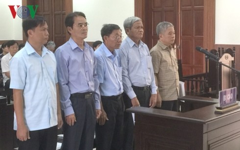 Nguyên Phó Thống đốc NHNN Đặng Thanh Bình (ngoài cùng bên phải) và 4 bị cáo tại phiên tòa. Ảnh VOV
