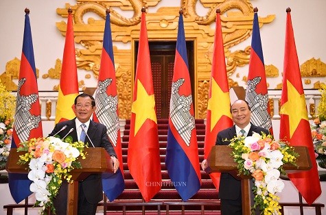 Thủ tướng Nguyễn Xuân Phúc và Thủ tướng Campuchia Hun Sen họp báo chung sau khi kết thúc hội đàm. Ảnh: VGP