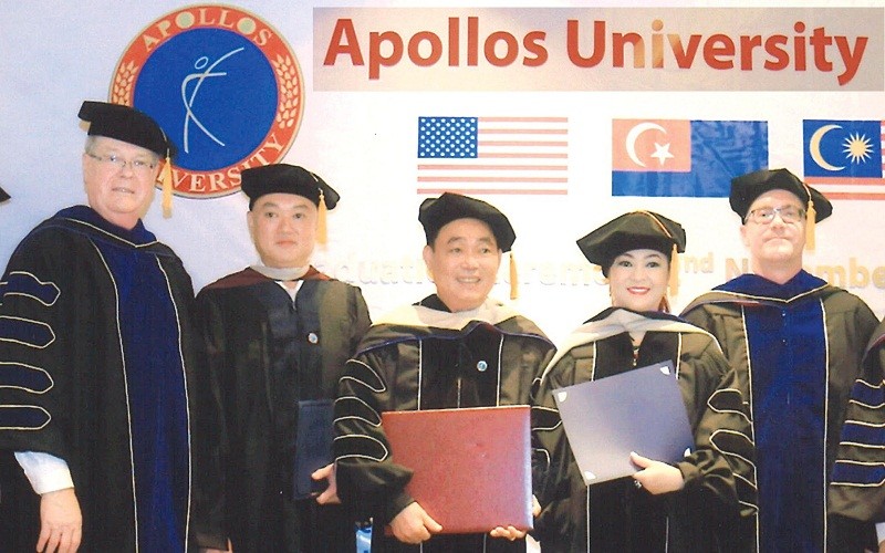 Vợ chồng doanh nhân Huỳnh Uy Dũng - Nguyễn Phương Hằng được Đại học Apollos trao tặng danh vị GS-TS danh dự vào đầu tháng 11-2018