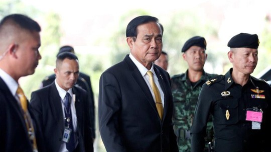 Thủ tướng Prayut Chan-o-cha gặp đại diện của các đảng chính trị hôm 7/12 Ảnh: Reuters/NLĐ