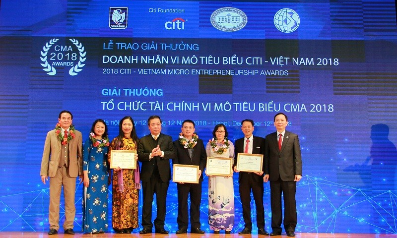 Trong khuôn khổ Tọa đàm, 30 khách hàng TCVM và 4 tổ chức TCVM tiêu biểu từ hơn 100 hồ sơ tham dự trên cả nước được vinh danh tại Lễ trao giải thưởng doanh nhân vi mô tiêu biểu Citi – Việt Nam năm 2018